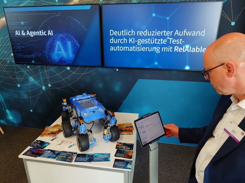 Messestand mit KI-gestützter Testautomatisierung und LEGO-Marsrover
