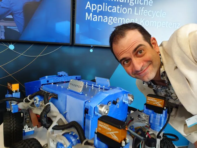 Julian Weyer mit dem PROSTEP-LEGO-Marsrover