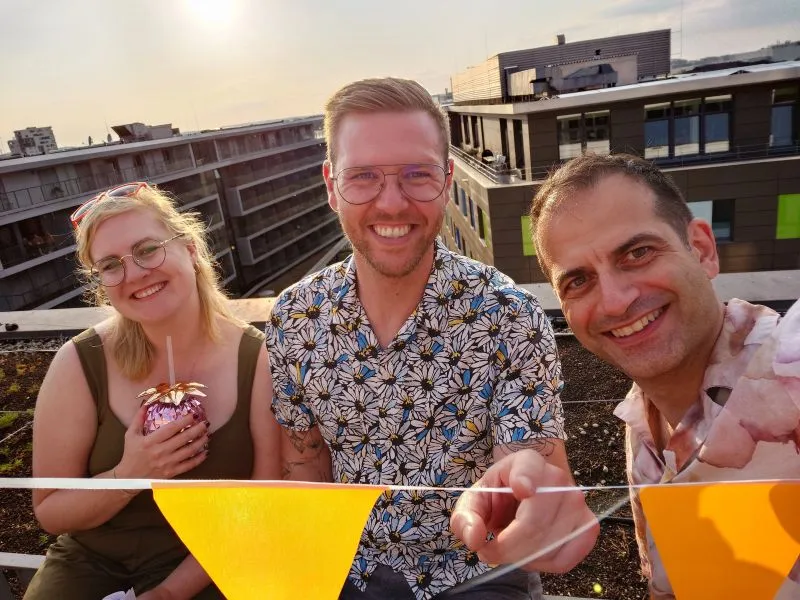 Julian Weyer feiert ausgelassen bei der BHC-Sommerfeier auf der Dachterrasse